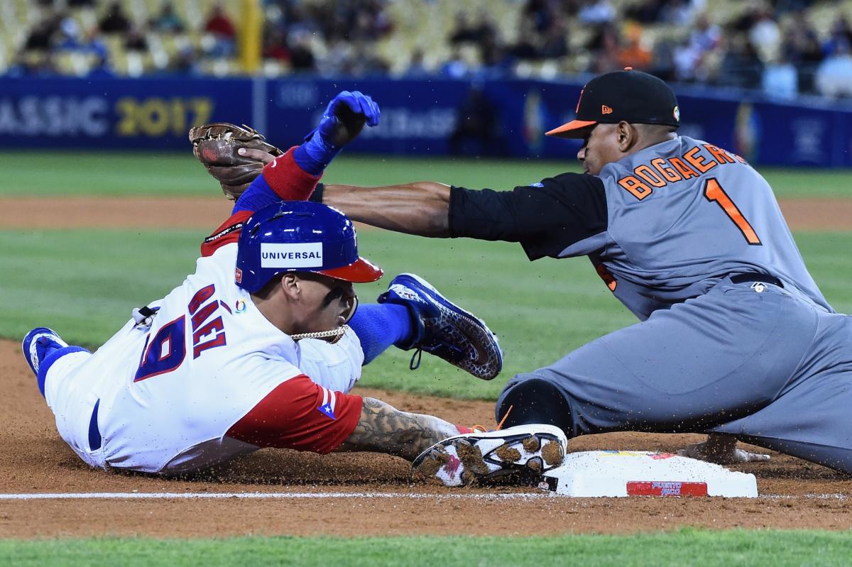 Javy Baez pulls off amazing 'Matrix' slide to evade tag in WBC semifinal