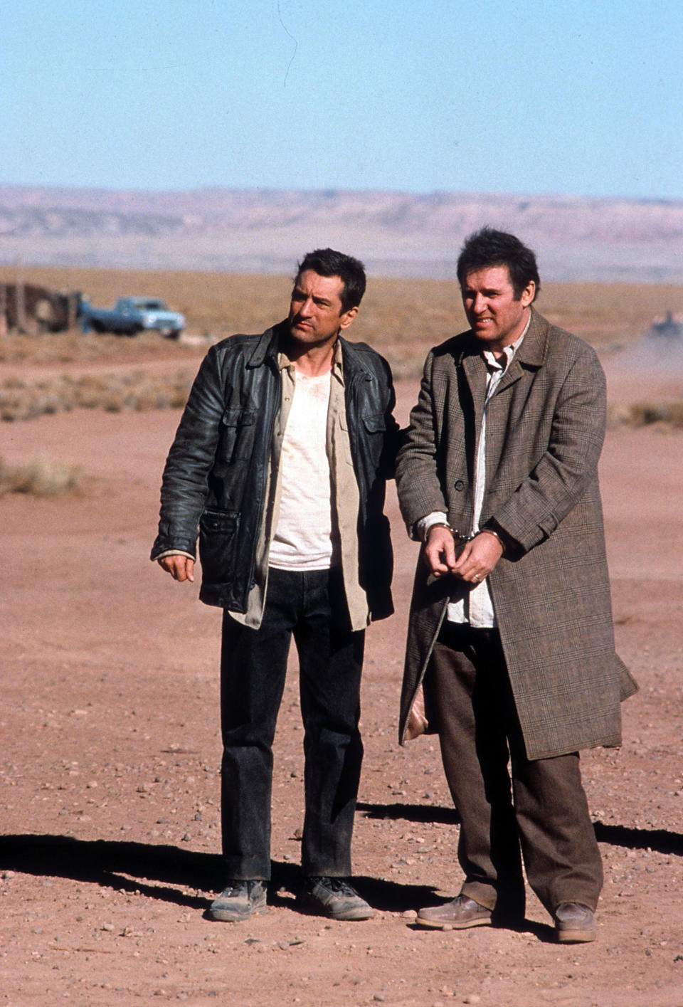 Robert De Niro stands in the desert with Charles Grodin in a scene from the film 'Midnight Run', 1988. (Photo by Universal/Getty Images)