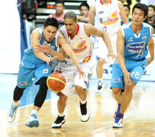 PJ Simon and Gabe Norwood fight for the loose ball while James Yap looks on. (PBA Images)