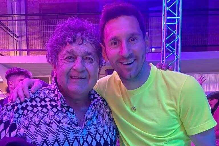 Hace casi medio siglo, Rubén Deicas debió esperar que dos discos fracasaran para lograr imponer su voz como líder de Los Palmeras; en la foto, junto a Messi