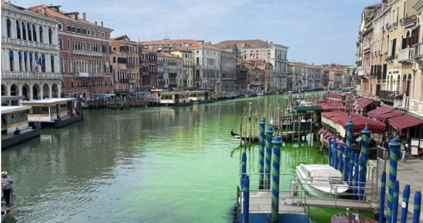 義大利威尼斯大運河（Canal Grande）里阿爾托橋（Rialto Bridge）附近河段出現霓虹般的亮綠色液體。（圖／翻攝自臉書／Luca Zaia）