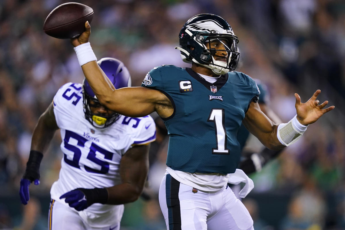 Jalen Hurts has a big night and Eagles make a statement with easy