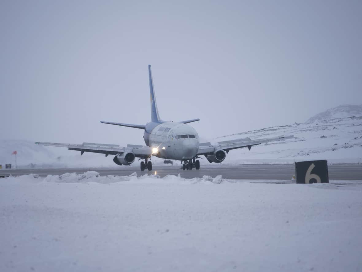 A Boeing 737-200 jet lands in Iqaluit in March of 2021. The jet, which was made in the 1980s, will be phased out next year, which means the hamlet of Cambridge Bay will be served by smaller turbo-prop planes.  (David Gunn/CBC - image credit)