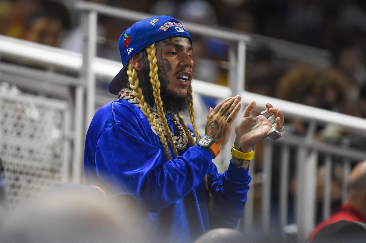 Le rappeur Tekashi 6ix9ine lors d'un match de baseball à Miami le 3 août 2021. - Eric Espada - AFP