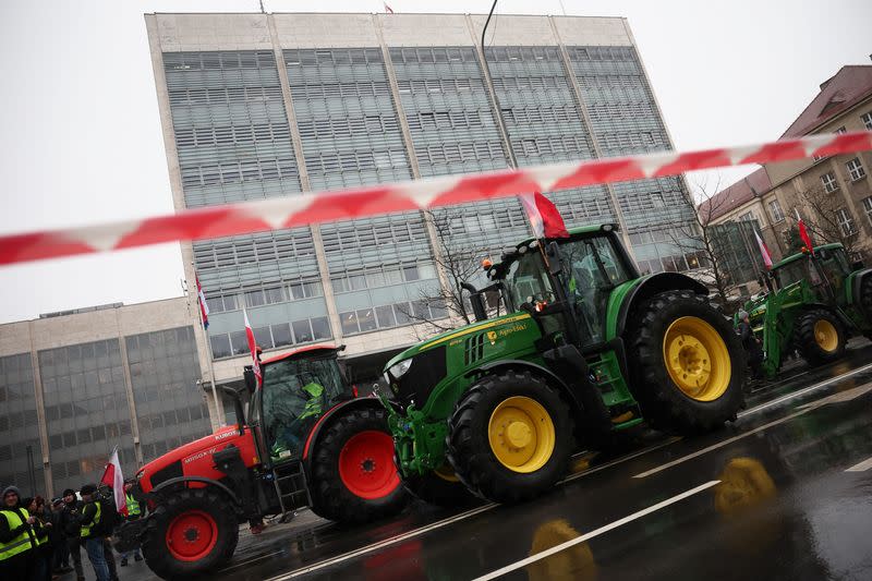 Agricultores polacos ralentizan el tráfico en una carretera con tractores durante una protesta por la presión de los precios, los impuestos y la normativa ecológica, quejas compartidas por agricultores de toda Europa, en Poznan, Polonia
