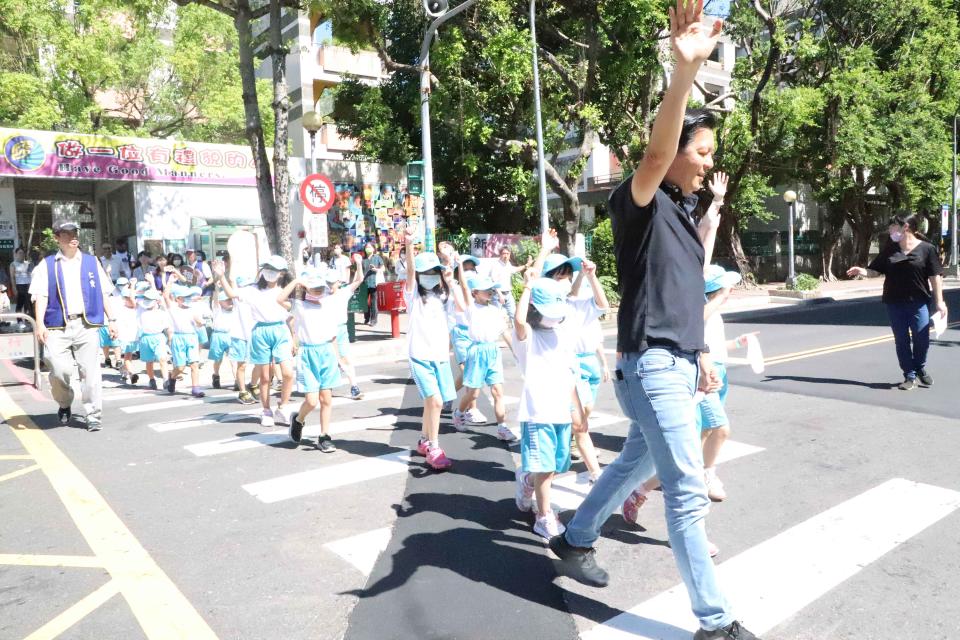 朱惕之副市長引領學生安全過馬路