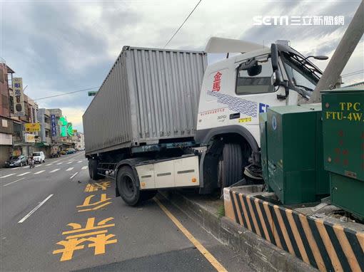 桃園市張男駕駛聯結車衝上安全島。（圖／翻攝畫面）