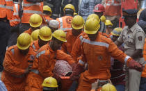 <p>The body of a victim is carried out by rescue workers from the site of a building collapse in Mumbai, India, Aug. 31, 2017. (Photo: Rafiq Maqbool/AP) </p>