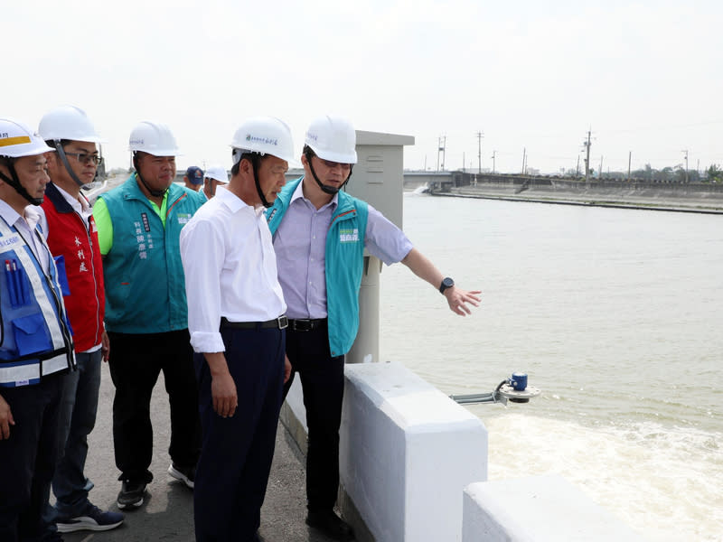 極端氣候突發性大雨提早  翁章梁視察抽水站 嘉義縣沿海地勢低窪，汛期常有積淹水，且因極端氣 候，近年突發性大雨有提早發生情形，縣長翁章梁 （右2）17日視察東石鄉抽水站工程施作，提前整備 防汛工作。 中央社記者黃國芳攝  113年4月17日 