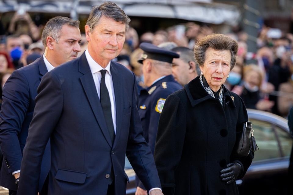 Prinses Anne, The Prince Royal en Timothy Lawrence wonen de begrafenis bij van voormalig koning Constantijn II van Griekenland