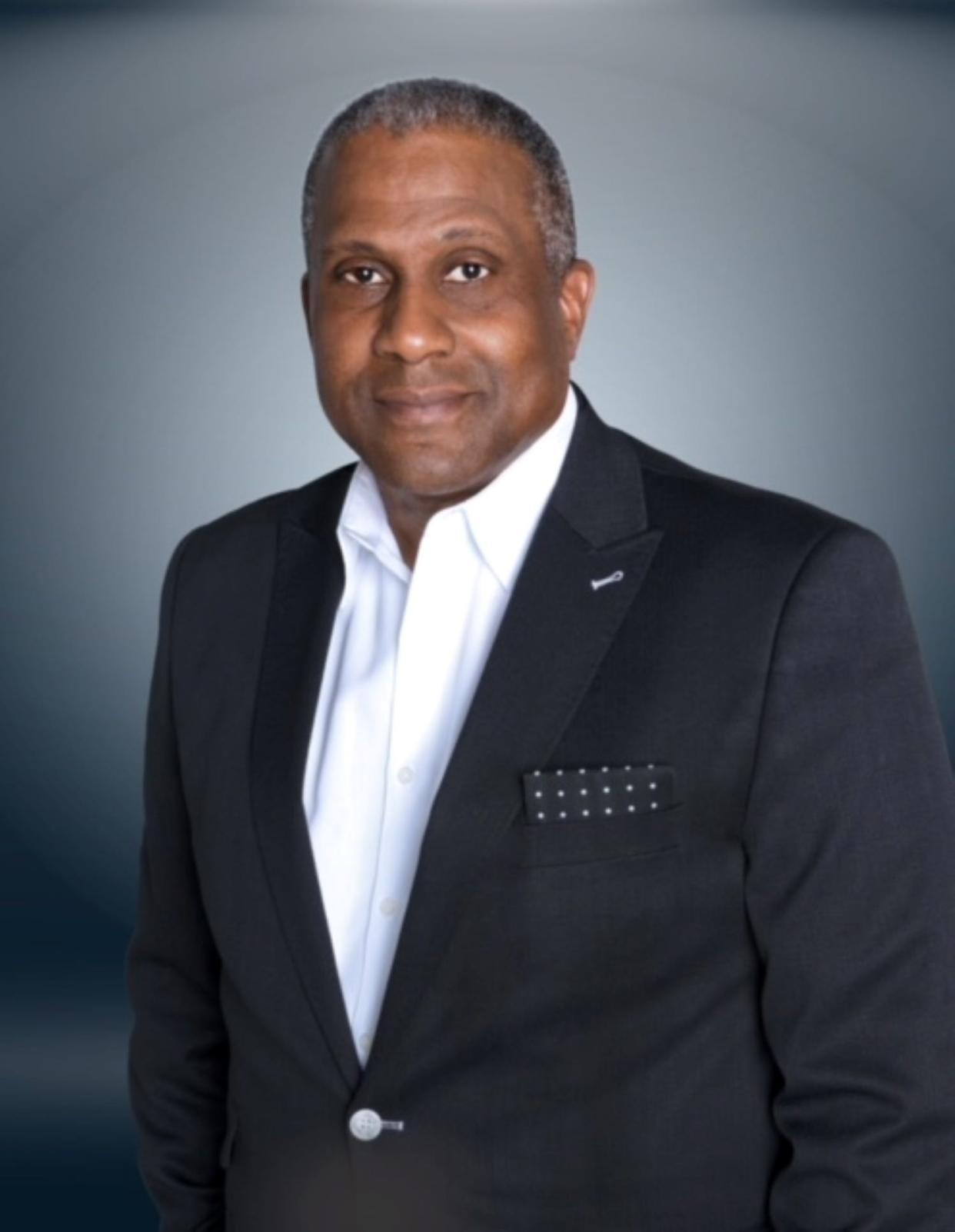 Author and talk show host Tavis Smiley is now broadcasting his syndicated show on WNOV.