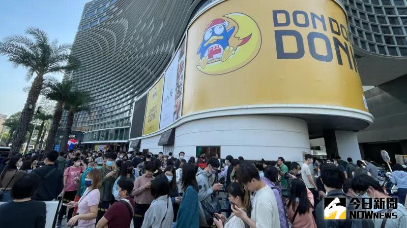 ▲南部獨家全台最大「DON DON DONKI」今(7)日開幕，大立百貨門外一早就排起長長人龍等待入場。（圖／記者陳美嘉攝，2023.12.07）