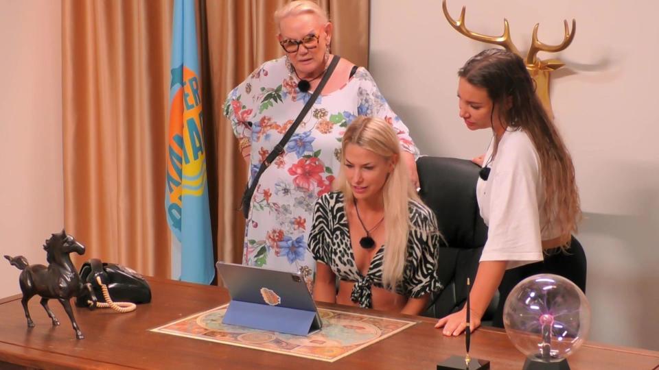 Lilo von Kiesenwetter, Isi Glück und Nina Anhan waren die Schlechtesten beim Beachsspiel. Strafe: Zwei mussten gehen. Sie mussten selbst entscheiden, wer. (Bild: RTLZWEI)