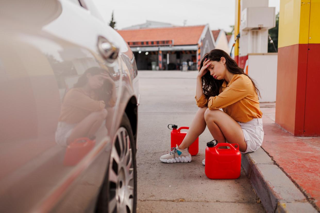 Bei einem Blackout fallen auch die Pumpen an den Tankstellen aus.  - Copyright: DjordjeDjurdjevic via Getty Images