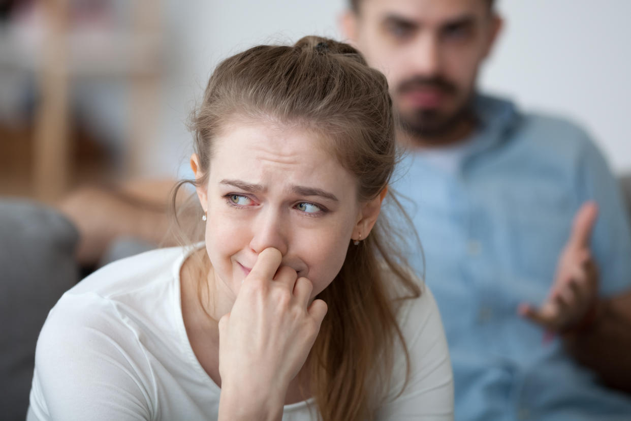 La manipulación y los intentos de aislarnos de nuestros seres queridos, son actitudes características de una relación tóxica. (Getty Creative)