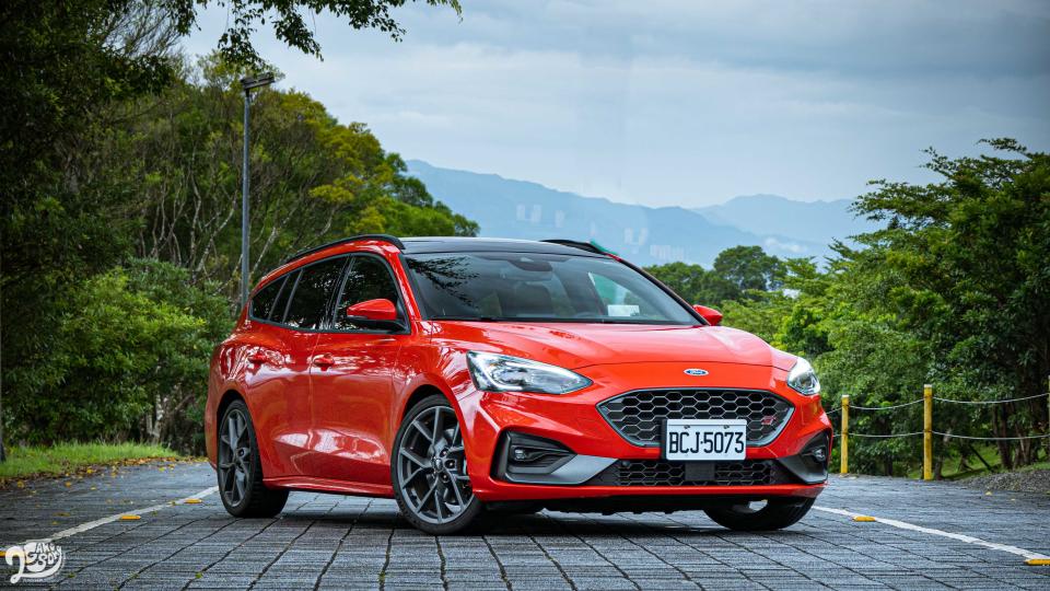 Focus ST Wagon 標配 ST 專屬套件。