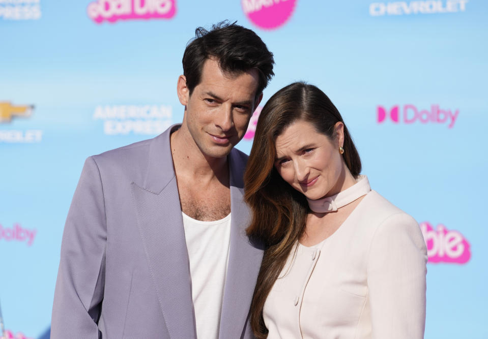 Mark Ronson, izquierda, y Grace Gummer en el estreno de "Barbie" el 9 de julio de 2023 en The Shrine Auditorium en Los Angeles. (Foto AP/Chris Pizzello)