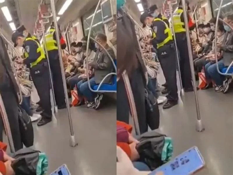 有網友分享，上海警察在地鐵上檢查每位乘客手機的畫面。（翻攝自推特@fangshimin）