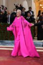 <p>Glenn Close a opté pour une tenue rose fluo au Met Gala (Photo by Mike Coppola/Getty Images)</p> 