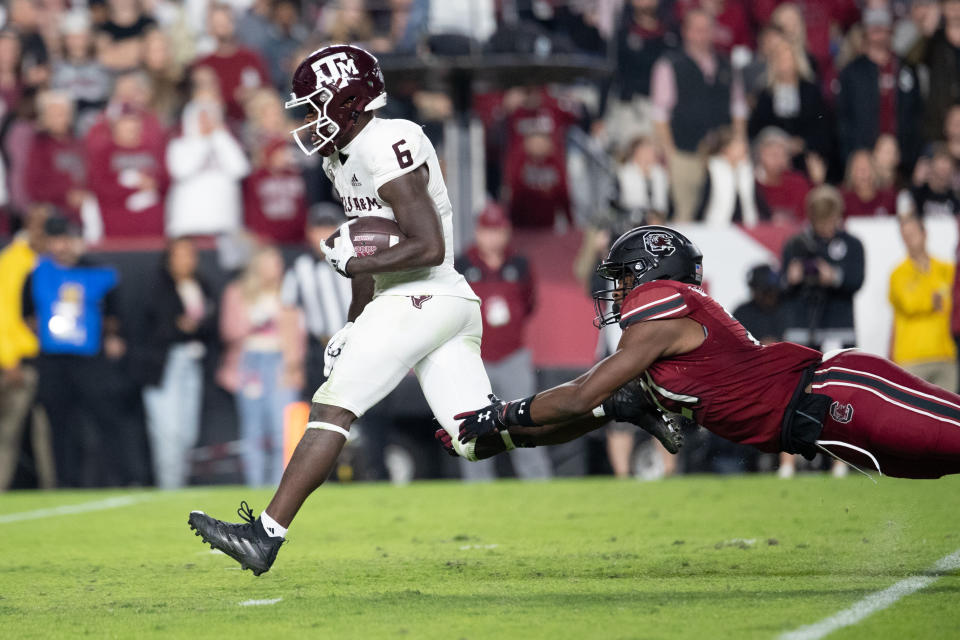 COLUMBIA, SC - OCTOBER 22: Texas A&M Aggies running back Devon Achane (6) run past a South Carolina Gamecocks defender for a touchdown during a football game between the Texas A&M Aggies  and the South Carolina Gamecocks on October 22, 2022, at Williams-Brice Stadium in Columbia, SC. (Photo by Charles Brock/Icon Sportswire via Getty Images)