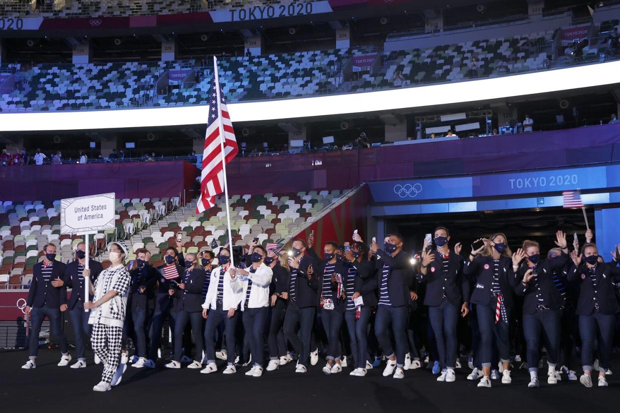 Flag bearers Sue Bird and Eddy Alvares of Team United States