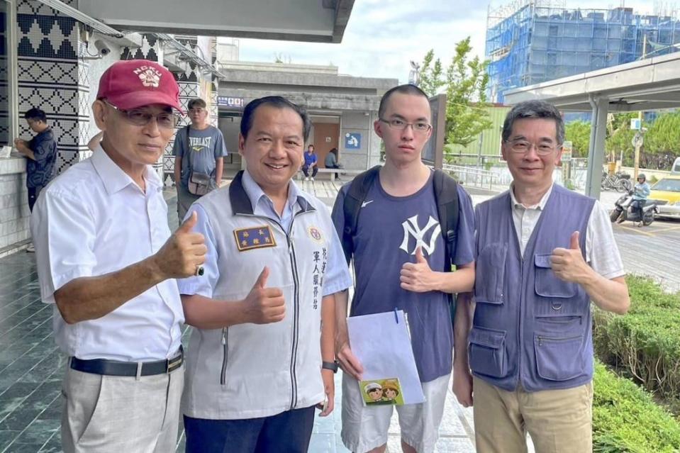 花蓮縣軍人服務站站長黃鍾昌為役男加油打氣。(花蓮縣軍人服務站提供)