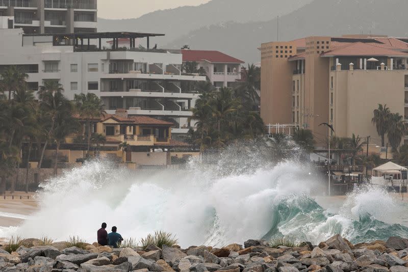 El huracán Norma avanza hacia la península de Baja California