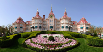 <p>Für ein perfektes Wochenende, solltest du dich für eine Übernachtung in einem der sieben Disneyland-Hotels entscheiden. Jedes einzelne Themenhotel ist liebevoll gestaltet und bietet für jeden Disneyfan genau das Richtige: Das Angebot reicht von romantischem Märchenflair bis hin zu abenteuerlichem Wild-West-Ambiente. Beide Disney Parks erreicht man von den Hotels bequem zu Fuß oder mit einem kostenlosen Shuttlebus. Weiteres Highlight bei einer Übernachtung im Disney-Hotel: Du bekommst zwei magische Extrastunden im Park. Bevor also offiziell die Türen für alle anderen Gäste öffnen, darfst du einige der Attraktionen fahren und hast die Möglichkeit Disney-Figuren treffen. <i>Disney-Hotels im Überblick:</i> Disney’s Hotel New York, Disneyland Hotel, Disney’s Newport Bay Club, Disney’s Sequoia Lodge, Disney’s Hotel Cheyenne, Disney’s Hotel Santa Fe, Disney’s Davy Crockett Ranch. (Bild: Disneyland Paris)</p>