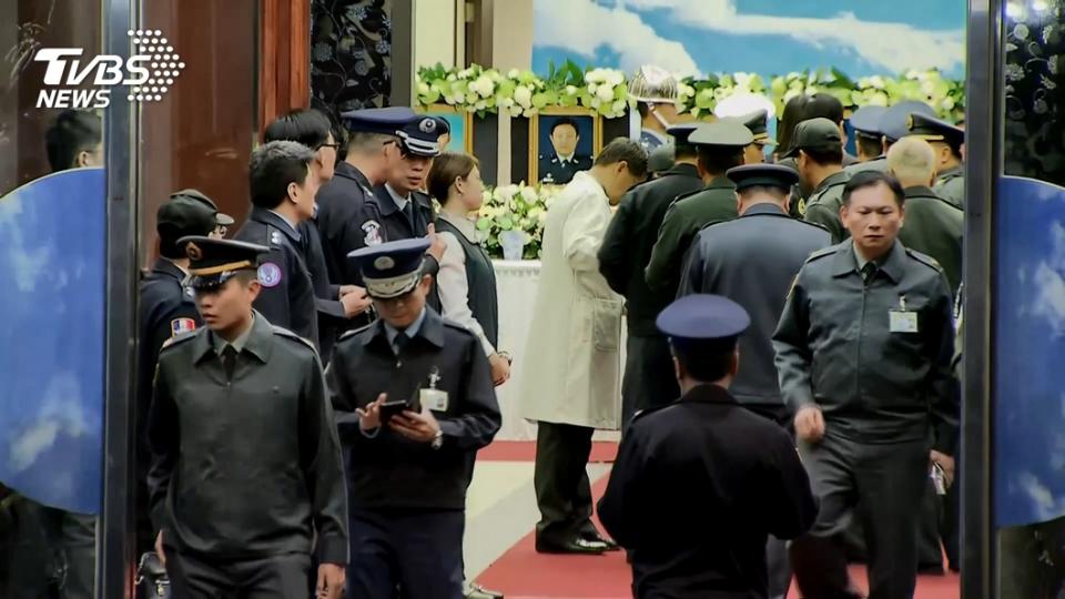 遺體運抵靈堂　沈一鳴夫人跪泣：回來了（圖／TVBS）