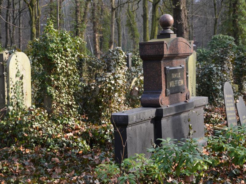 Gräber zwischen viel Grün - der Jüdische Friedhof in Weißensee ist selbst ein Waldstück mitten in der Stadt. Foto: Andreas Heimann