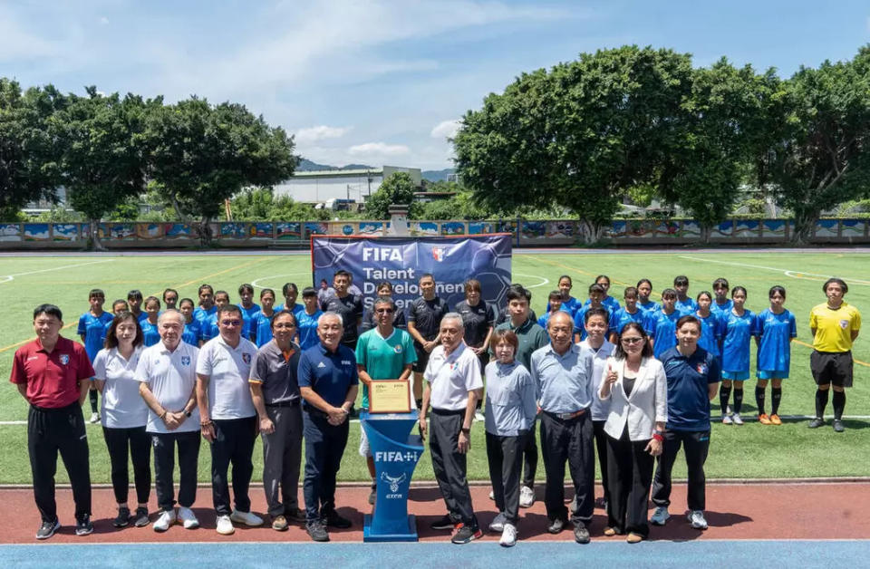 中華足協與國際足總推動的國際足總人才發展計劃(FIFA Talent Development Scheme，TDS)大合照。足協提供