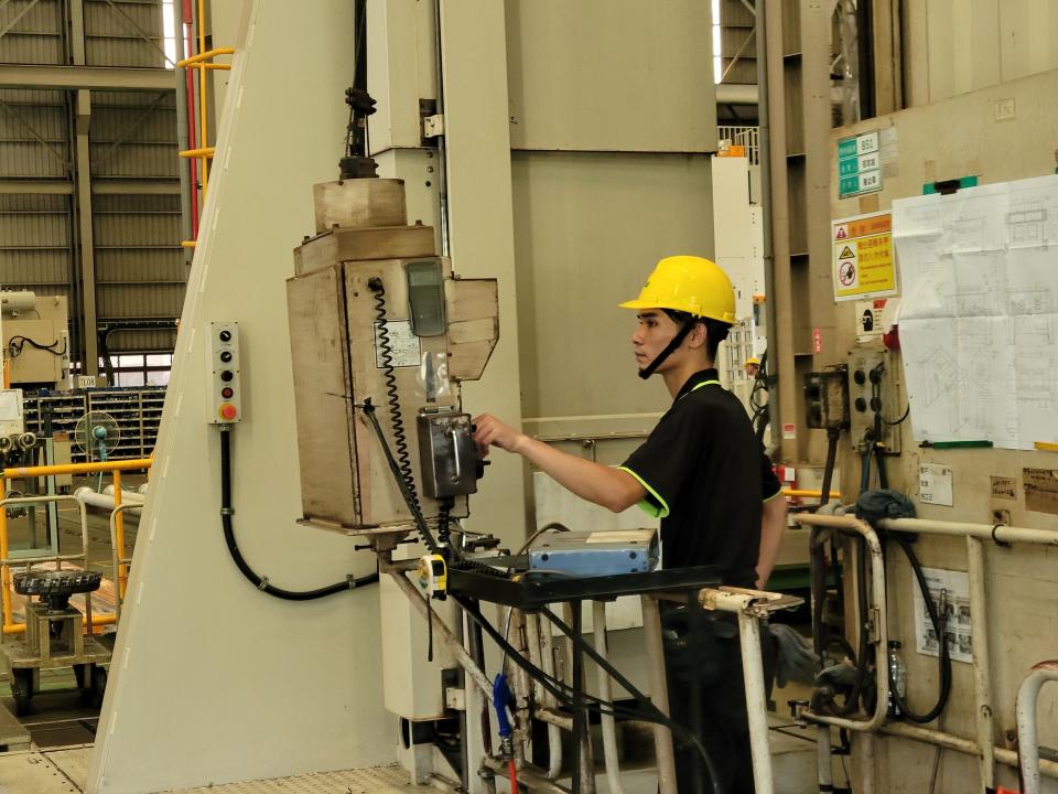 瑞芳高工機械科產學攜手專班學生葉家宏正在進行電腦搪銑床大型機架焊後加工作業