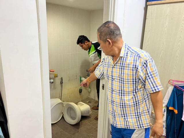 Couple comes face-to-face with snake in toilet