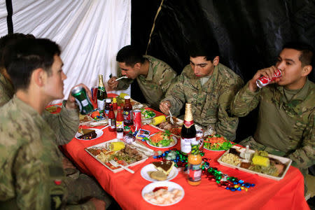 U.S. soldiers eat their meals to celebrate Thanksgiving Day inside the U.S. army base in Qayyara, south of Mosul, Iraq November 24, 2016. REUTERS/Thaier Al-Sudani