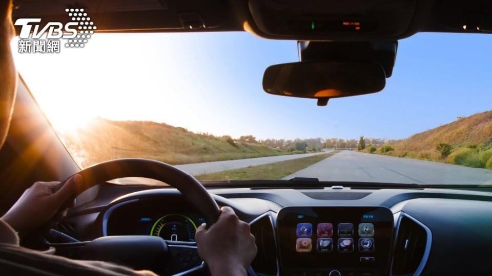 老婆開車技術不佳，人夫選擇花錢包車。（示意圖／shutterstock達志影像）