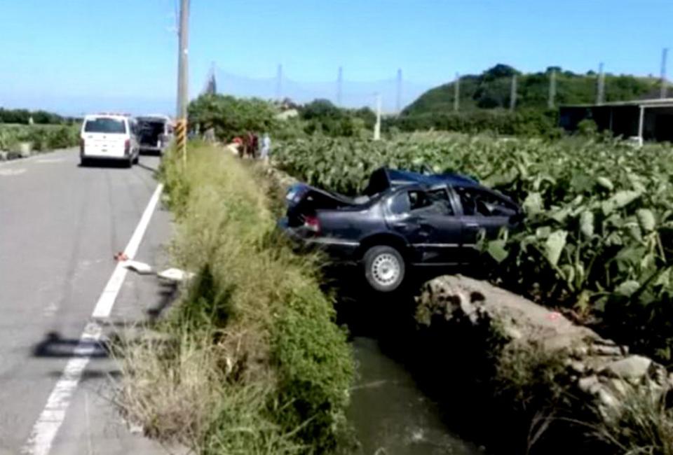 蔡男駕駛曳引車超速撞上游男駕駛的轎車，導致轎車衝進芋頭田，整輛車幾乎全毀，釀二死慘劇。（記者陳金龍翻攝）