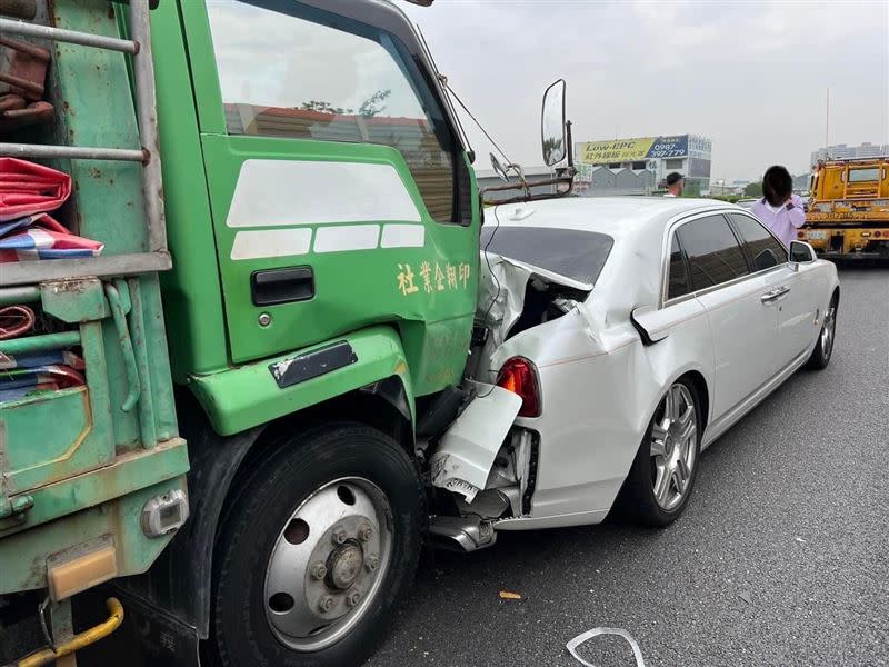 國道一號發生一起追撞車禍，貨車把要價2000多萬的勞斯萊斯撞到車尾凹陷毀損。（圖／爆廢1公社）