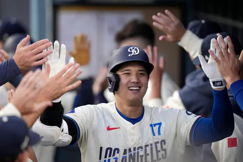 ▲MLB美國職棒洛杉磯道奇今（23）日續在主場迎戰洛杉磯天使，道奇日籍巨星大谷翔平延續火燙手感，3局下一棒將球扛出右外野大牆，個人本季第23轟正式出爐，道奇終場則以7：2擊敗天使，系列賽前2戰雙方各拿1勝。（圖／美聯社／達志影像）