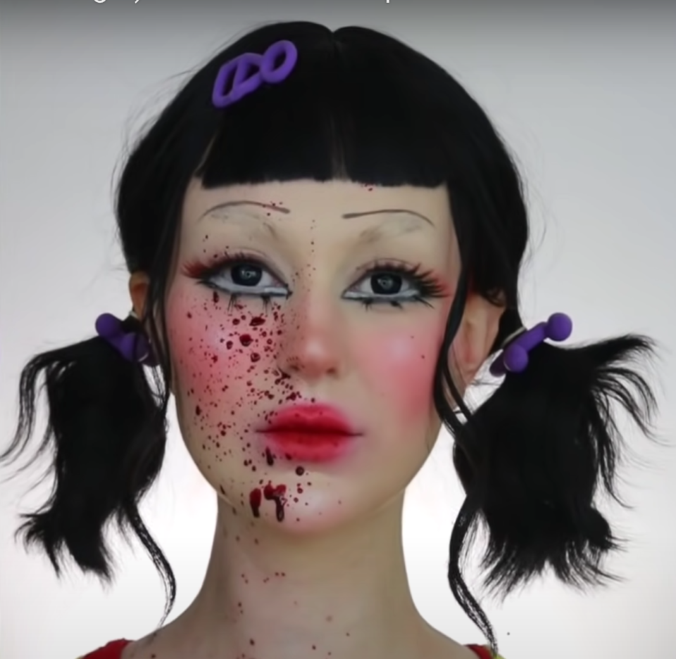 <p><b>Pourquoi on aime :</b> parce que le maquillage de la poupée géante de Squid Game est le make-up tendance de l’année.</p><br>