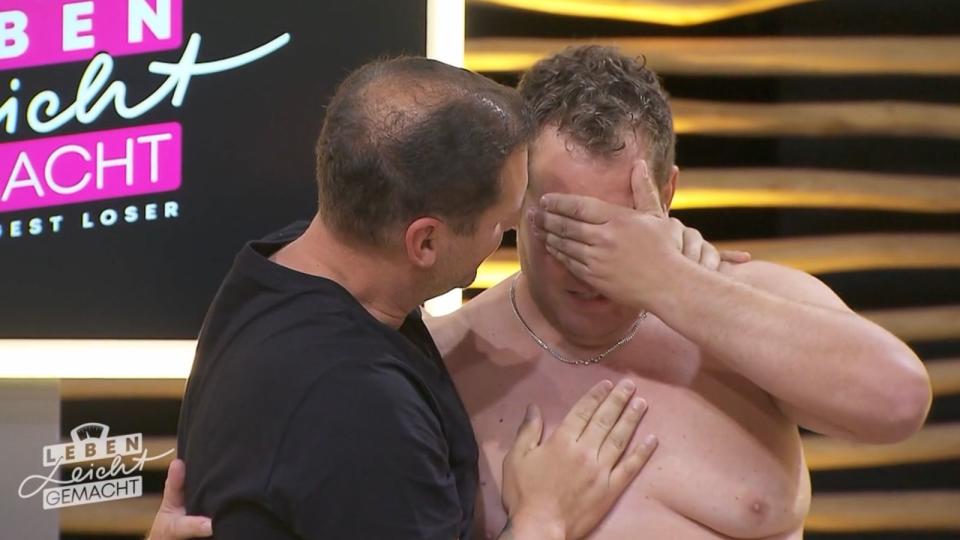 Auch Fighter weinen: Bei "Leben leicht gemacht - The Biggest Loser" (SAT.) geht's auf die Zielgerade. Die Kandidaten (Bild: Daniel) und ihre Nerven werden dünner. Schwerstarbeit für die Coaches (Bild: Ramin Abtin, links).  (Bild: SAT.1)