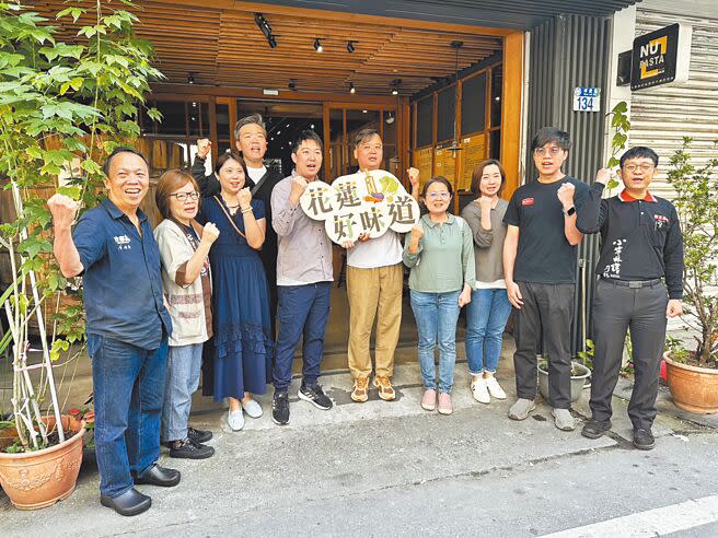 地震重創花蓮觀光，也衝擊地方名產產業，有8家業者以「自助助人」概念，發起「你買100、我捐50」公益活動，協助災民重建家園並延續產業命脈。（羅亦晽攝）