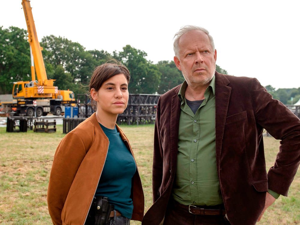 "Tatort: Borowski und das unschuldige Kind von Wacken": Die Kommissare Sahin (Almila Bagriacik, l.) und Borowski (Axel Milberg) ermitteln. (Bild: NDR/Thorsten Jander)