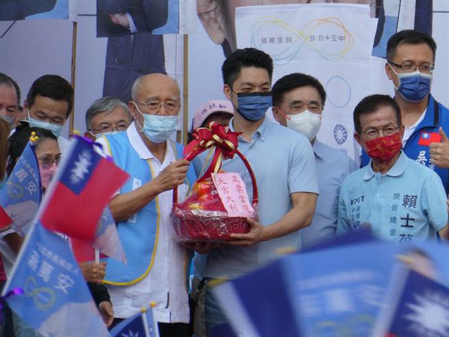 台北市長選舉熱戰，國民黨台北市長參選人蔣萬安為加強與黨籍市議員與里長參選人連結，發揮母雞、小雞互抬戰力，將與每位參選人組聯合競選總部，蔣辦與黨市黨部也規劃分別補助議員參選人與里長參選人各10萬、5萬元開辦費啟動。（周志豪攝）