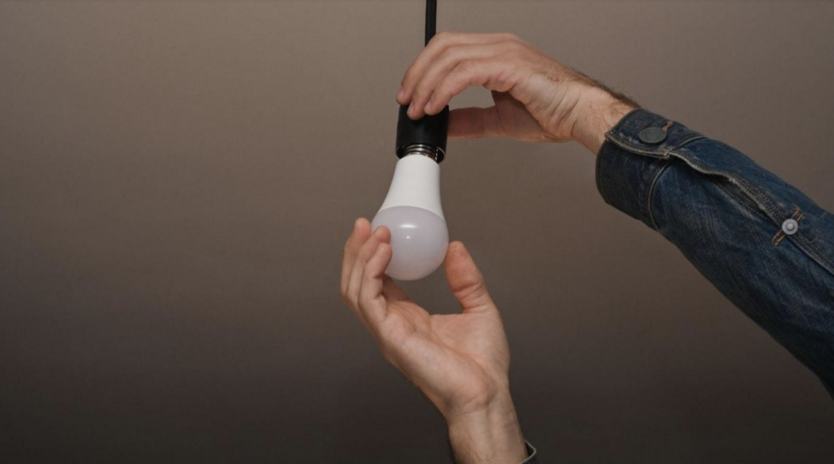 Este foco recargable en oferta ilumina cualquier espacio sin conectarse a  la corriente y es útil en apagones