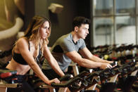 <p>Las clases de Spinning llegaron en los 90 y siguen teniendo mucho éxito en los gimnasios. Si consigues terminar una, habrás quemado alrededor de 500 calorías. (Foto: javi_indy / <a rel="nofollow noopener" href="https://www.freepik.es/foto-gratis/equipo-de-ciclismo-ajuste-aptitud-sana_1052312.htm" target="_blank" data-ylk="slk:Freepik;elm:context_link;itc:0;sec:content-canvas" class="link ">Freepik</a>). </p>