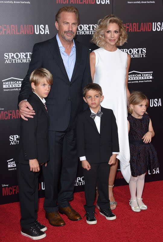  Kevin Costner y Christine Baumgartner junto a sus tres hijos