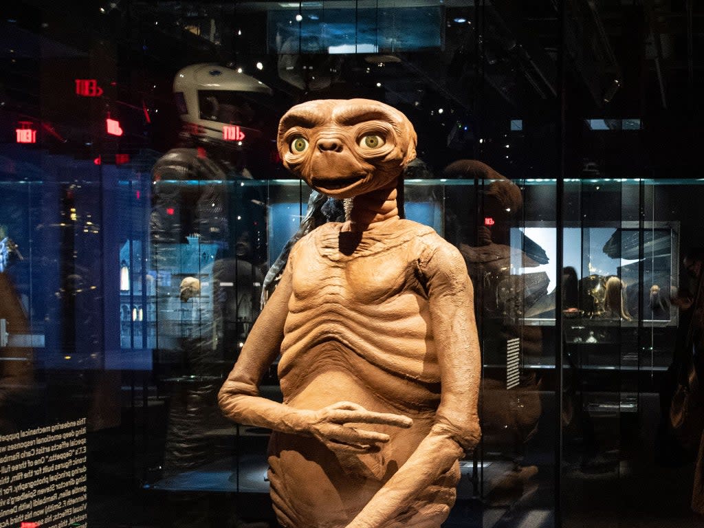 Los artefactos del cine, de películas como 'ET' y 'Star Wars' se exhiben dentro del Museo de la Academia de Imágenes en Movimiento. (Valerie Macon/AFP/Getty Images)