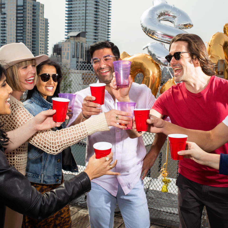 Sid Singh, en el centro, durante un "baby shower" para su compañía con amigos en una terraza en Brooklyn, el 24 de abril de 2021. (Brian Finke/The New York Times)