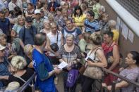 Personas esperan para recibir ayuda humanitaria mientras continúa el ataque de Rusia a Ucrania, en Kramatorsk, región de Donetsk, Ucrania