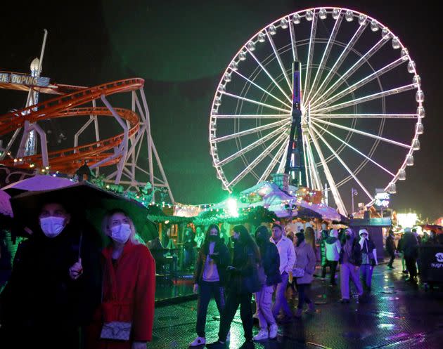 People wearing face masks visit Hyde Park Winter Wonderland on Christmas Eve in London, Britain, Dec. 24, 2021. Britain has reported another 122,186 coronavirus cases in the latest 24-hour period, exceeding 120,000 daily cases for the first time since of the start of the pandemic, according to official figures released Friday. (Photo by Li Ying/Xinhua via Getty Images) (Photo: Xinhua News Agency via Getty Images)